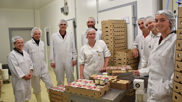 L’équipe presque au complet de la ferme de la Janaie : Adèle, Fred, Romain, Marie, Yves, Pascal, Franck et Charlène. © R. Aries/GFA